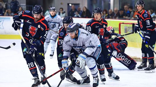 Jeroen Plauschin (vorne im hellen Trikot) ist einer der fünf externen Neuzugänge, mit denen der EHC Neuwied am Mittwochabend in