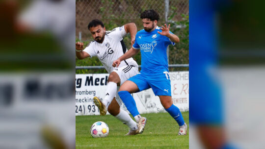 Abdullah Kurtoglu (weißes Trikot), der Kapitän des TuS Pfaffen-Schwabenheim, empfängt am Mittwoch mit seinem Team den TuS Winzen