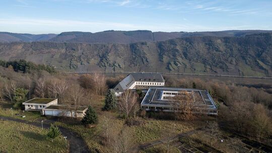 Versteckt und verlassen im Wald einer Anhöhe liegt die Anlage des sogenannten Cyberbunkers, in dem Kriminelle über Jahre ein ill