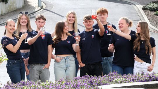 Mittendrin mit dem Jahrgang: Kirmespaar Logan Dean Picard und Clara Böhm sowie Mundschenk Mika Simon