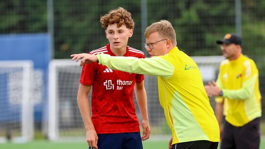 Die Anweisungen von Trainer Jannik Huber (hier an seinen Mittelfeldspieler Marcel Leimkühler) fruchteten diesmal nicht: Der JFV