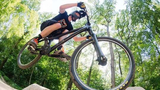 Pumptracks, speziell geschaffene Rundkurse für Mountainbikes und BMX-Räder, sind bei Kindern und Jugendlichen beliebt.