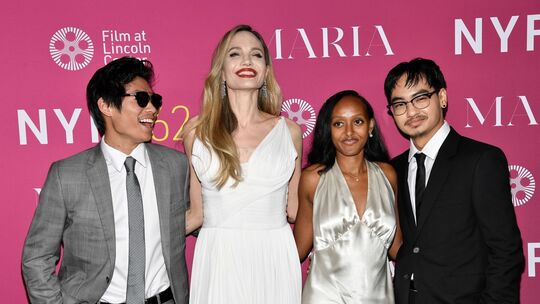Angelina Jolie mit ihren Kindern Pax (l-r), Zahara und Maddox