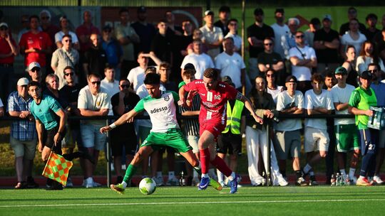 Vor gut 2200 Zuschauern duellierten sich im Entscheidungsspiel Ende Mai die SG Malberg (in Rot mit Justin Nagel) und die SG 06 B
