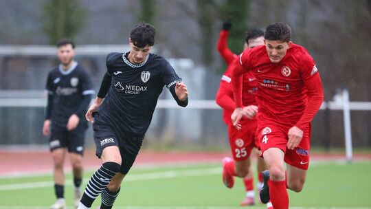 In dieser Spielzeit kam Adis Siljkovic (schwarzes Trikot, hier im Duell mit Wittlichs Gabriel Harig) noch nicht zum Einsatz. Nun