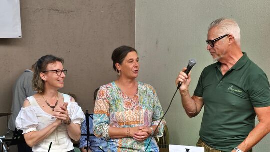 VG-Chefin Andrea Silvestri (Mitte) war beim Frühschoppen an der Hackenheimer Kirmes beim Musikverein Gemütlichkeit zu Gast. Hier