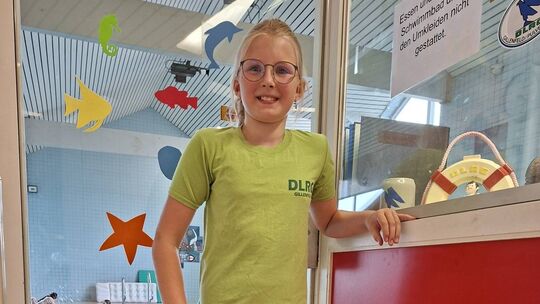 Die elfjährige Klara mit Rettungsboje im Schwimmbad in Steineberg. Die elfjährige Klara mit Rettungsboje im Schwimmbad in Steineberg.