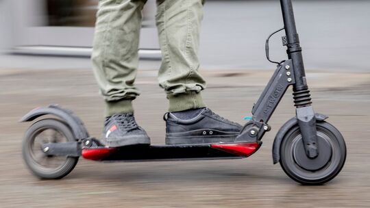 Ein E-Scooter ohne Versicherungsplakette wurde von der Polizei in der Bad Kreuznacher Fußgängerzone gestoppt. Der 15-jährige Fah