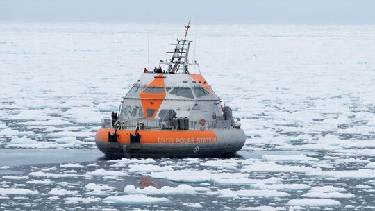 Forschungsschiff "Tara Polar Station" in der Arktis