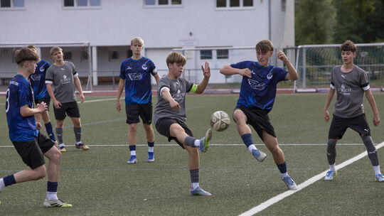 In der B-Jugend-Bezirksliga West setzte sich die JSG Eifeltor Cochem (blaue Trikots) mit 4:2 gegen die JSG Hunsrück-Mittelrhein