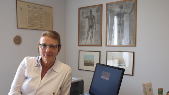 Sabine Fischer arbeitet in ihrer Praxis in Kirchberg integrativ. Das heißt, sie nutzt nicht allein die konventionelle Medizin. U