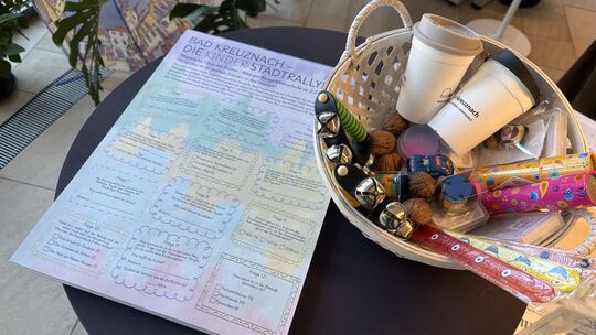 Von Kaleidoskopen über ein Skat-Spiel mit Kreuznacher Motiven: Im prall gefüllten Präsentkorb findet sicher jedes Kind ein passe