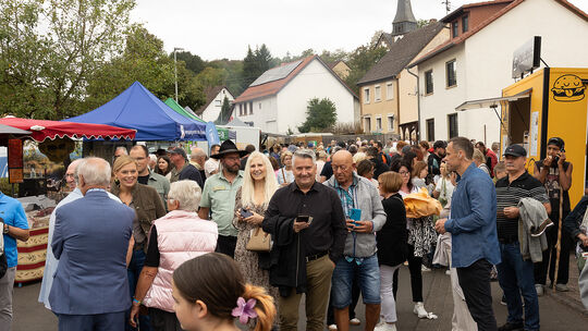 Auf dem Marktgelände in der Berglangenbacher Hauptstraße drängte sich schon kurz nach 11 Uhr das Publikum.