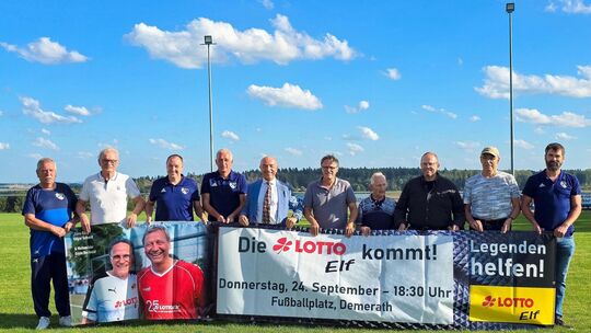 Die Lotto-Elf um Trainer Hans-Peter Briegel (Zweiter von links) und Manager Edgar Schmitt (Fünfter von rechts) kommt am 24. Sept