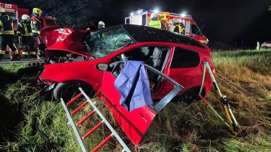 Mithilfe eines Abstützsystems und Leiterteilen verhinderte die Feuerwehr ein weiteres Abrutschen des Unfallautos in den Graben.