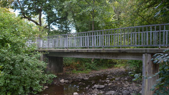Die Fußgängerbrücke über den Simmerbach, die die Gartenstraße mit der Straße An der Bleiche verbindet, ist in die Jahre gekommen