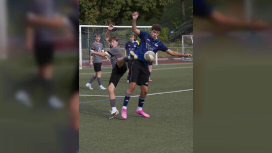 In der B-Junioren-Bezirksliga West musste sich die JSG Hunsrück-Mittelrhein II (graue Trikots) im Cochemer Moselstadion bei der