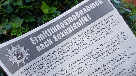 Mit Hand- und Wurfzetteln informierte die Polizei die Oberdürenbacher Haushalte darüber, dass sie eine Zeugenbefragung vor hat u