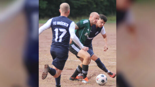 Vor einem Jahr mussten sich Timmy Lorenz (Mitte) und sein TuS Kirschweiler im Kreispokal dem FC Brücken beugen. Wie geht es am M