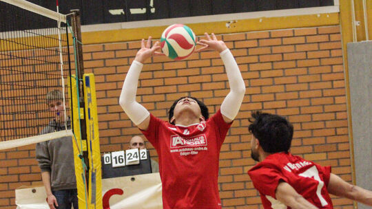 Long Pham, Zuspieler des VBC Ediger-Eller, kam mit Verspätung zum Verbandsliga-Auftakt beim VC Lahnstein, aber das reichte noch,