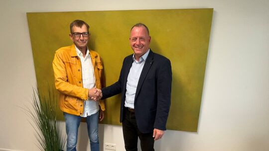 Frank Beck (links) und Stefan Jung-Diefenbach freuen sich über die Vereinbarung für den Steinbruch zwischen Oelsberg und Miehlen