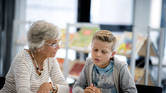 Die ehrenamtlichen Helfer von „Mentor“ helfen nicht nur beim Lesenlernen, sie wecken auch Freunde an Büchern und Geschichten.