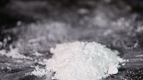 276 Gramm Kokain und rund 80 Gramm Heroin hatte ein 73-Jährger Anfang des Jahres bei sich, als er sich bei der Polizei meldete.