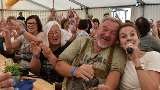 Die fünf Vollblutmusiker der Bayernmän wussten, Stimmung und Menschen im vollen Singhofener Festzelt in Bewegung zu bringen.