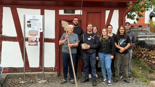 Das engagierte Backes-Team freut sich auf das Backesfest am Freitag in Gehlweiler. Unter Anleitung von Gudrun Brück hält die jun Das engagierte Backes-Team freut sich auf das Backesfest am Freitag in Gehlweiler. Unter Anleitung von Gudrun Brück hält die jun