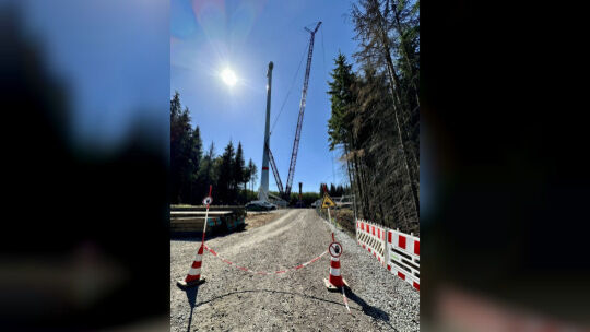Zutritt verboten: Die Montage der ersten Rotorblatts beginnt gleich.