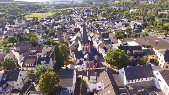 Möglicher Standort für die neue Kita St. Maururius: der Pfarrgarten links hinter der historischen Kirche.