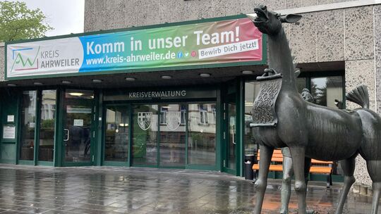 „Die CDU-Fraktion im Kreistag unterstützt die Position des CDU-Landesvorsitzenden und Ministerpräsidenten Gordon Schnieder“, ant