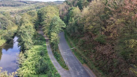 Rechts geht es hoch nach Brachbach, links für Fahrradfahrer nach Mudersbach. Dieser Weg sollte als Fahrradweg ausgebaut werden.