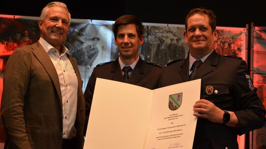 Landrat Klaus Lütkefedder (links) übergab die Ehrenurkunde zum 125. Geburtstag an Jörg Wörsdörfer vom Förderverein (Mitte) und W