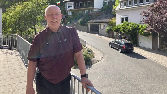 Von der Terrasse seines Wohnhauses aus hat Rudi Berg die Ellerer Straße gut im Blick.