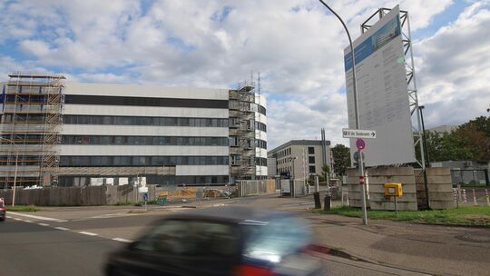 Das Koblenzer Bundeswehrzentralkrankenhaus mit Neubau (links): Auf dem Gelände könnte eine neue Riesen-Klinik entstehen.