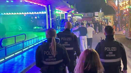 Polizisten kontrollieren das Betzdorfer Schützenfest.