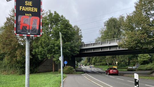 Zu schnell, zeigt das Geschwindigkeitsdisplay am Ortseingang von Niederhövels bei diesen Verkehrsteilnehmern an.