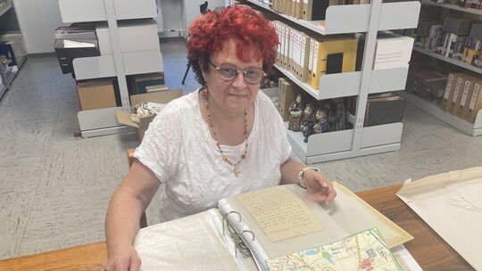Monika Sturm arbeitet ehrenamtlich im Ortsarchiv von Siershahn. Seit einem Kontakt in die USA setzt sie sich intensiv mit dem Th