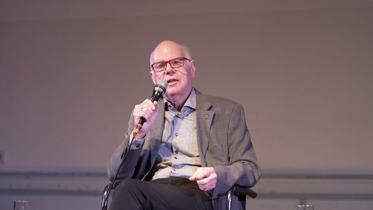 Der frühere Bundestagspräsident Norbert Lammert überzeugte mit ruhigen, bedachten Tönen am Rhein-Wied-Gymnasium in Neuwied.