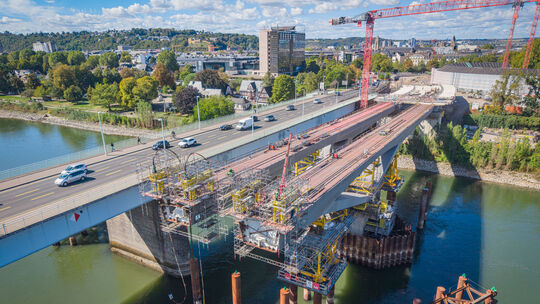 Auf der Baustelle der Pfaffendorfer Brücke verzögert sich der Einhub der Mittelfelder durch den niedrigen Stand des Rheins um vo