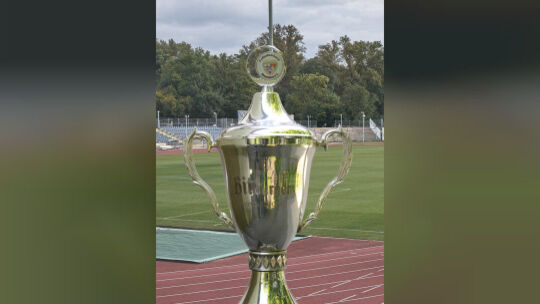 Um ihn geht’s: der Rheinlandpokal. Am Mittwochabend wird die dritte Runde ausgelost, 32 Mannschaften sind noch dabei.