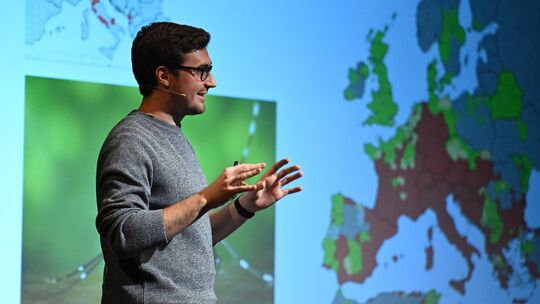 Auf der Bühne: Autor David Nelles bei einem Vortrag zu seinem Kernthema Klimaschutz Auf der Bühne: Autor David Nelles bei einem Vortrag zu seinem Kernthema Klimaschutz