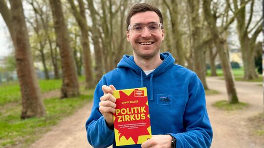 Klimafabrik-Gründer und Bestsellerautor David Nelles aus Brieden mit seinem aktuellen Buch „Politikzirkus“. Klimafabrik-Gründer und Bestsellerautor David Nelles aus Brieden mit seinem aktuellen Buch „Politikzirkus“.