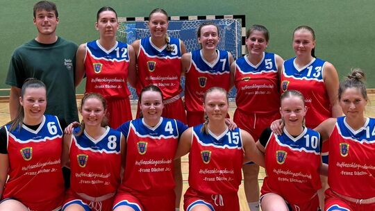 Die Oberligamannschaft der Sportfreunde Neustadt/Wied um Trainer Nico Krautscheid (hinten links) erwischte einen Start nach Maß