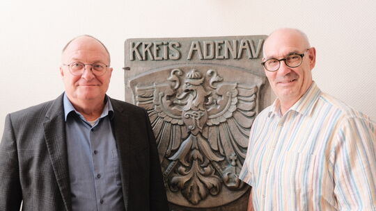 Verbandsbürgermeister Guido Nisius (links) und Fachbereichsleiter Bernhard Jüngling sprechen über mögliche Vorteile eines Gästeb