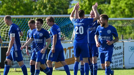 Der VfB Baybachhöhe um 1:1-Torschütze Philipp Flaßhaar (rechts) gewann das Nachholspiel in Gondershausen gegen den TuS Rheinböll