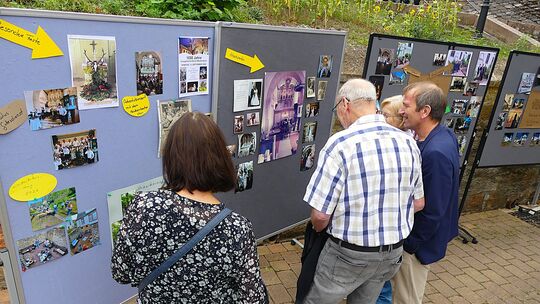 Eine Ausstellung mit Fotos aus der Vergangenheit war einer der Höhepunkte nach dem Festgottesdienst in Meckenbach. Eine Ausstellung mit Fotos aus der Vergangenheit war einer der Höhepunkte nach dem Festgottesdienst in Meckenbach.