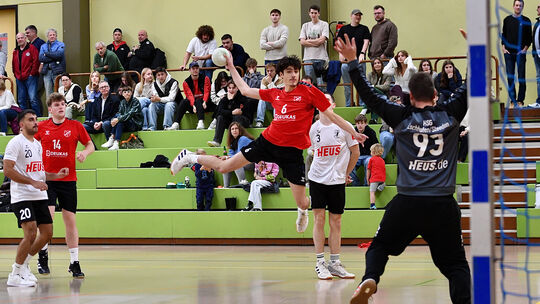 Der ins Holzheimer Aufgebot aufgerückte Maxim Hölzer (am Ball) überzeugte bei seinem Oberliga-Debüt in Pohlheim nicht nur als zu