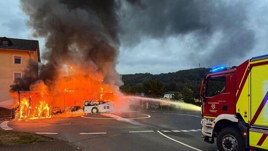 Ein Linienbus stand am Mittwochmorgen in der Straße "Maiwiese" in Vollbrand. Ein Übergreifen der Flammen auf ein Mehrfamilienhau Ein Linienbus stand am Mittwochmorgen in der Straße "Maiwiese" in Vollbrand. Ein Übergreifen der Flammen auf ein Mehrfamilienhau